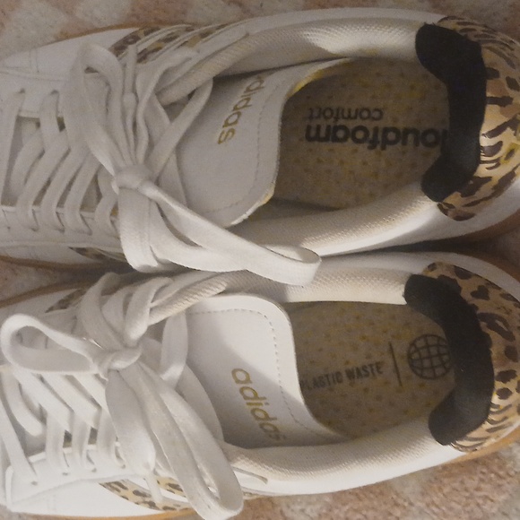 Adidas tenny shoes - Picture 3 of 4